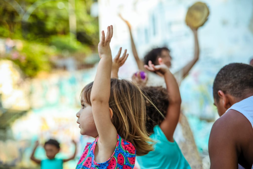 crianças brincando na Casa Monte Alegre
