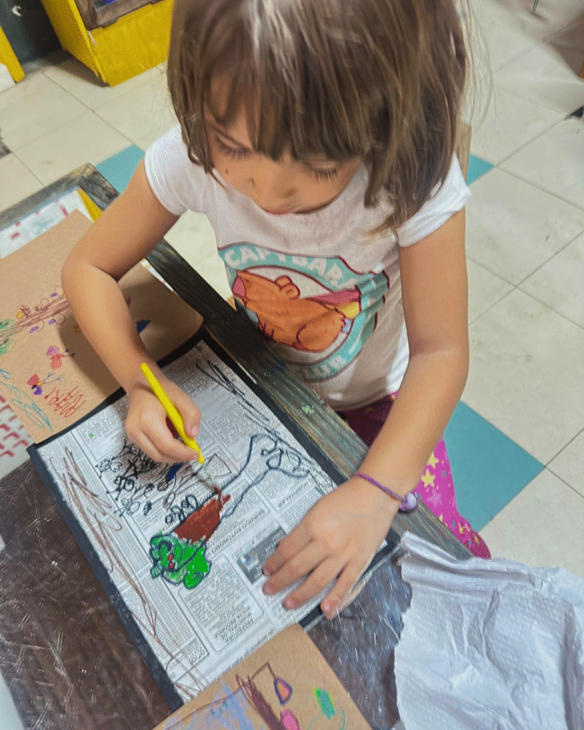 Criança da Monte Alegre pinta para a Expoarte como parte do Portinhas abertas, inserido por sua vez no Arte de Portas abertas em Santa Teresa