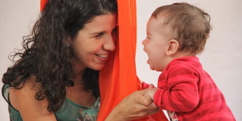 Mãe e bebê brincam numa aula de circo da Casa Monte Alegre/ Foto de Sabrina Mesquita