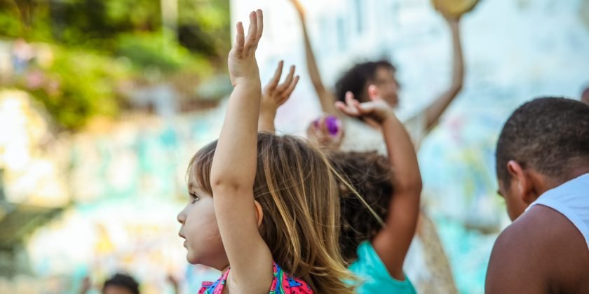 crianças brincando na Casa Monte Alegre